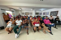 Moradores lotam o plenário em busca de soluções para manter os terrenos